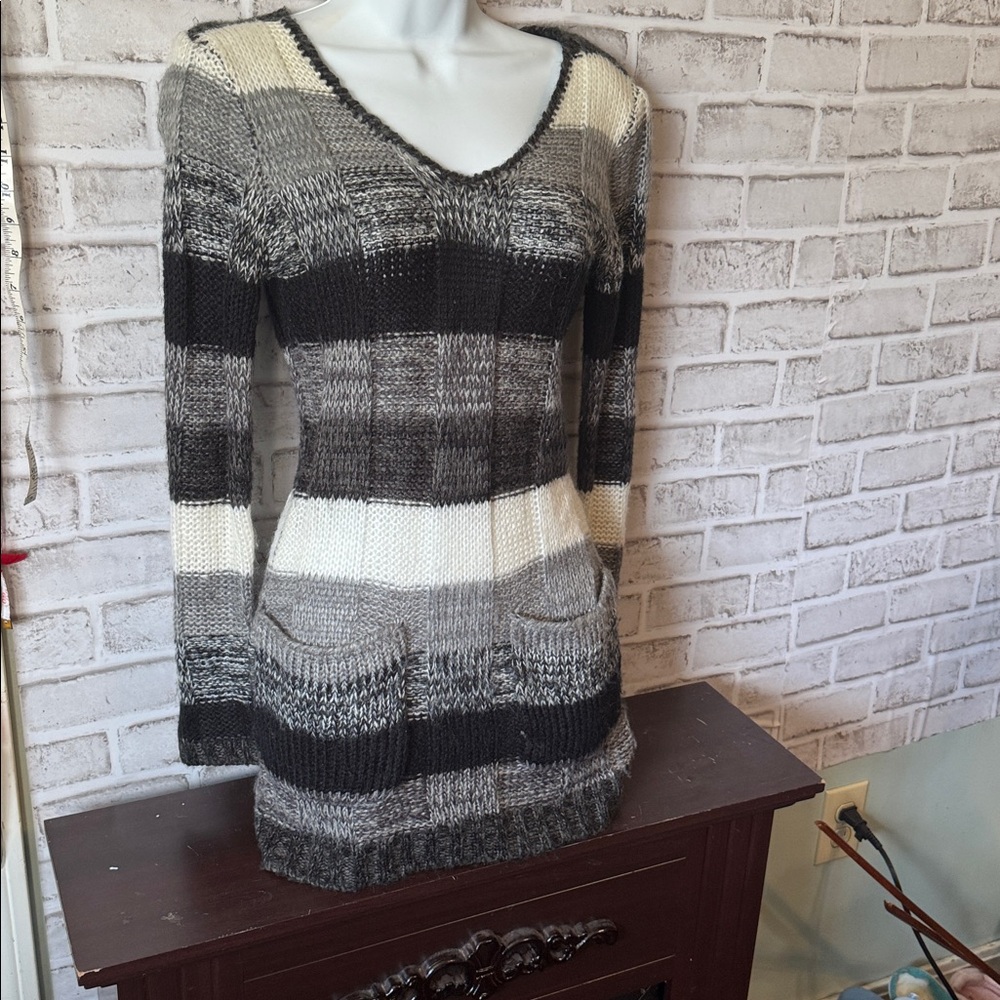 Ultra flirt black and white with large front pockets knit sweater Rk1n